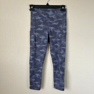 Athleta Leggings Womens XS Gray Camo Ultimate Stash Pocket Texture Capri Yoga